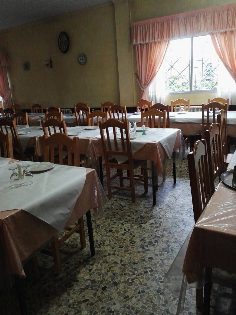 Comedor de Parrillada Alonso con mesas preparadas