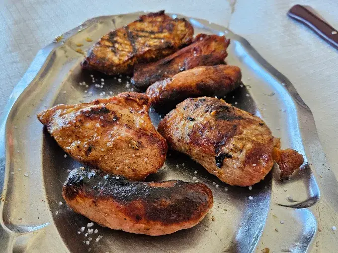 Carnes á brasa recién asadas